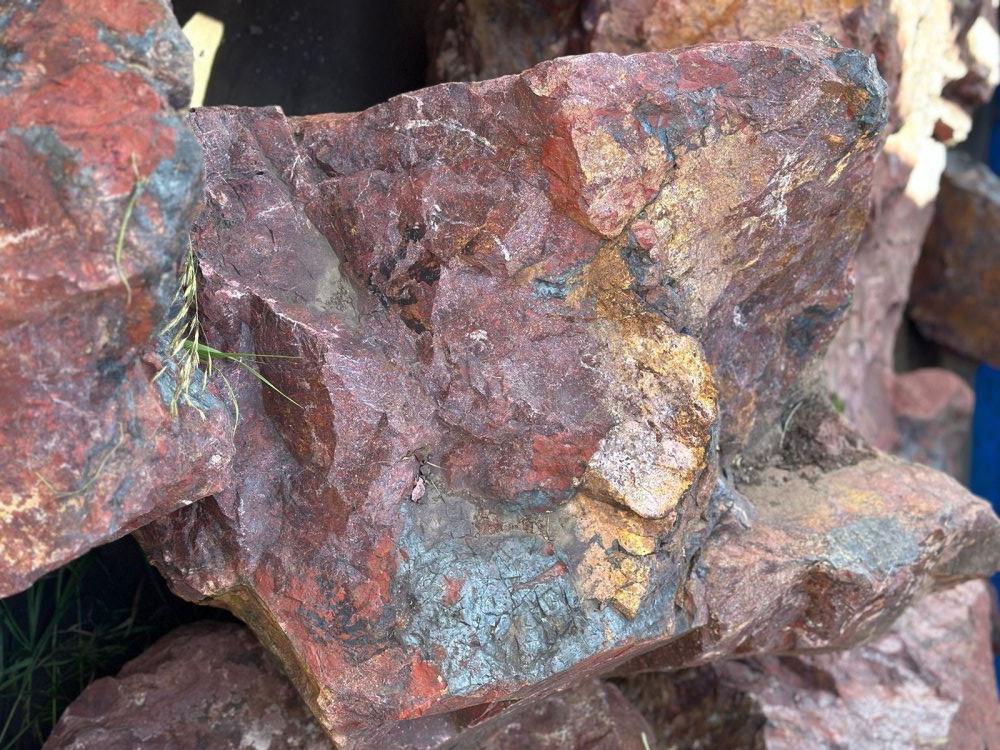 Камни для ландшафтного дизайна красно-фиолетовые 10-60 килограмм купить в Бердске