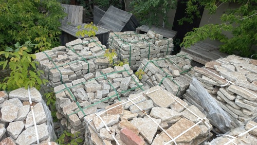 Плитняк гранитный галтованный купить в Бердске