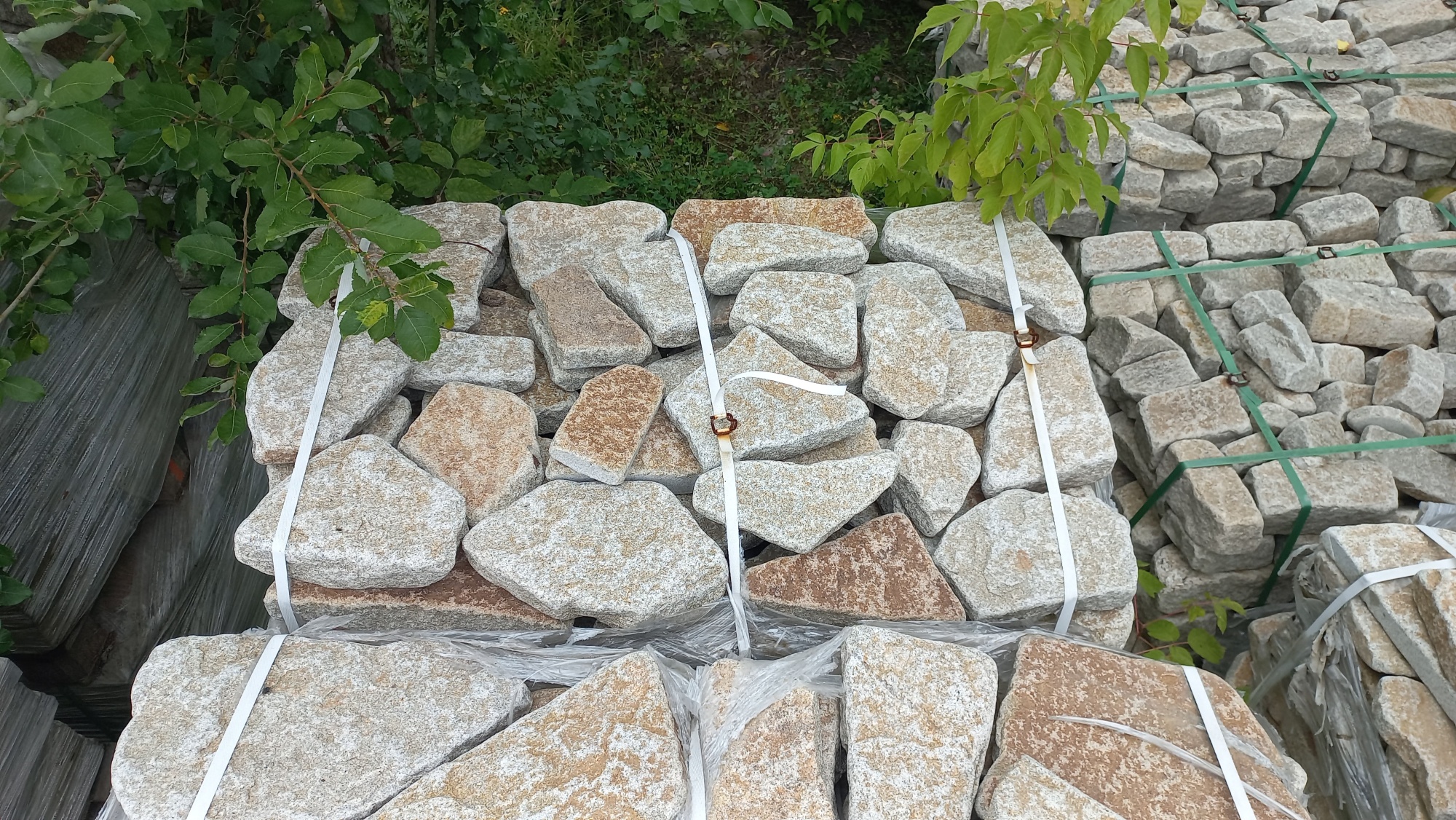 Гранитный плитняк галтованный для мощения купить в Бердске