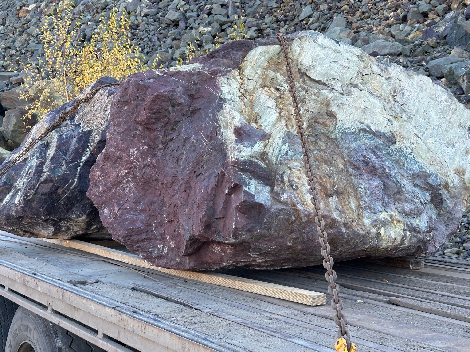 Огромные красно-фиолетовые валуны для ландшафтного дизайна весом более 5 тонн купить в Бердске