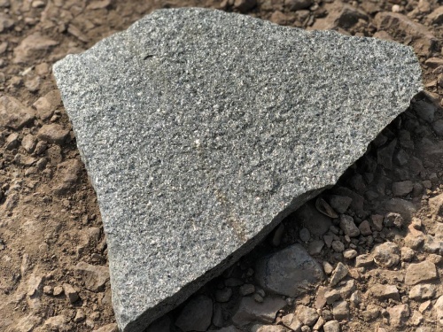 Плитняк златолит Уральский для цоколя, отмостки купить в Бердске