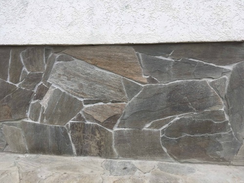 Плитняк златолит Уральский для цоколя, отмостки купить в Бердске