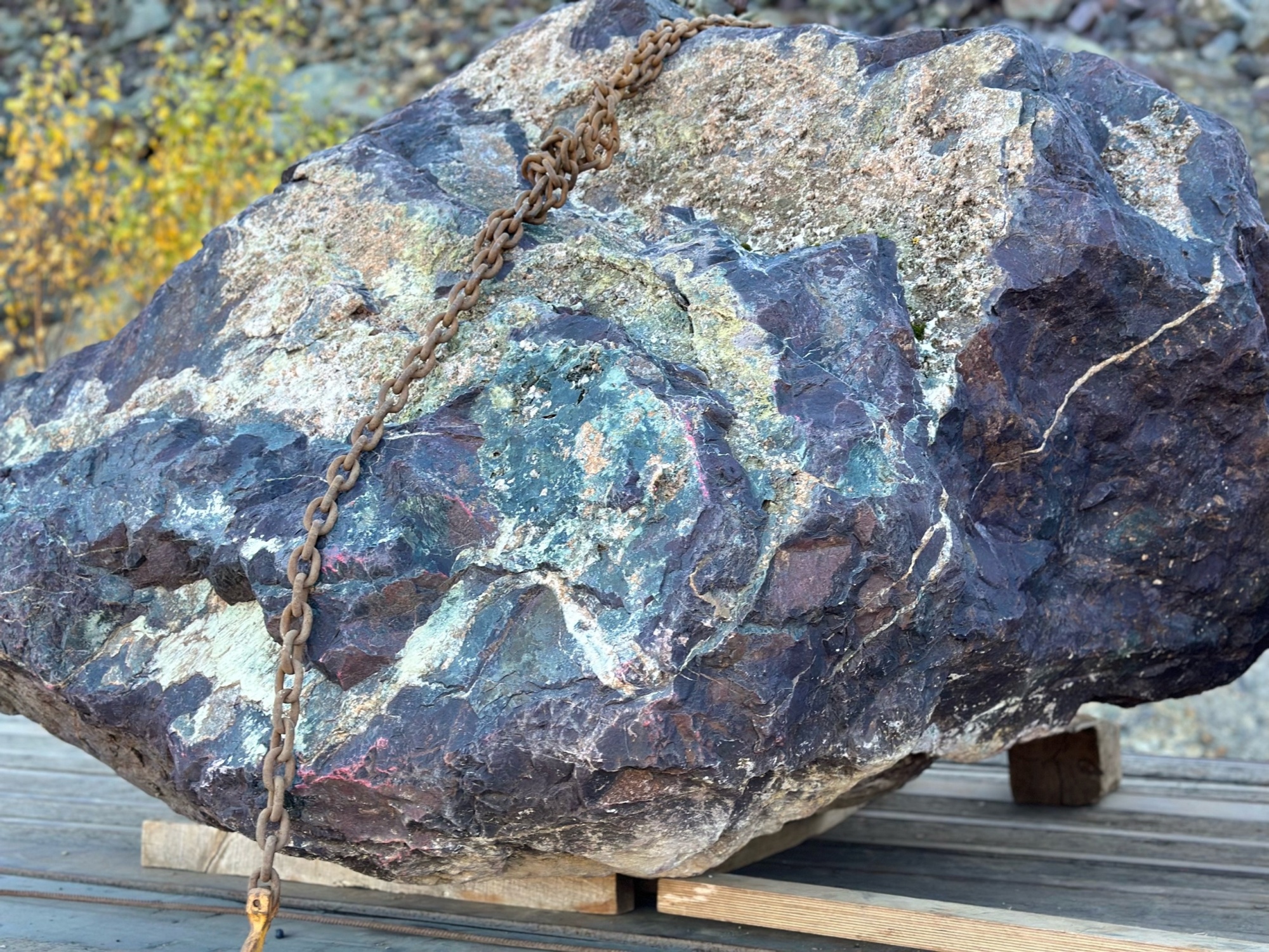 Огромные красно-фиолетовые валуны для ландшафтного дизайна весом более 5 тонн купить в Бердске