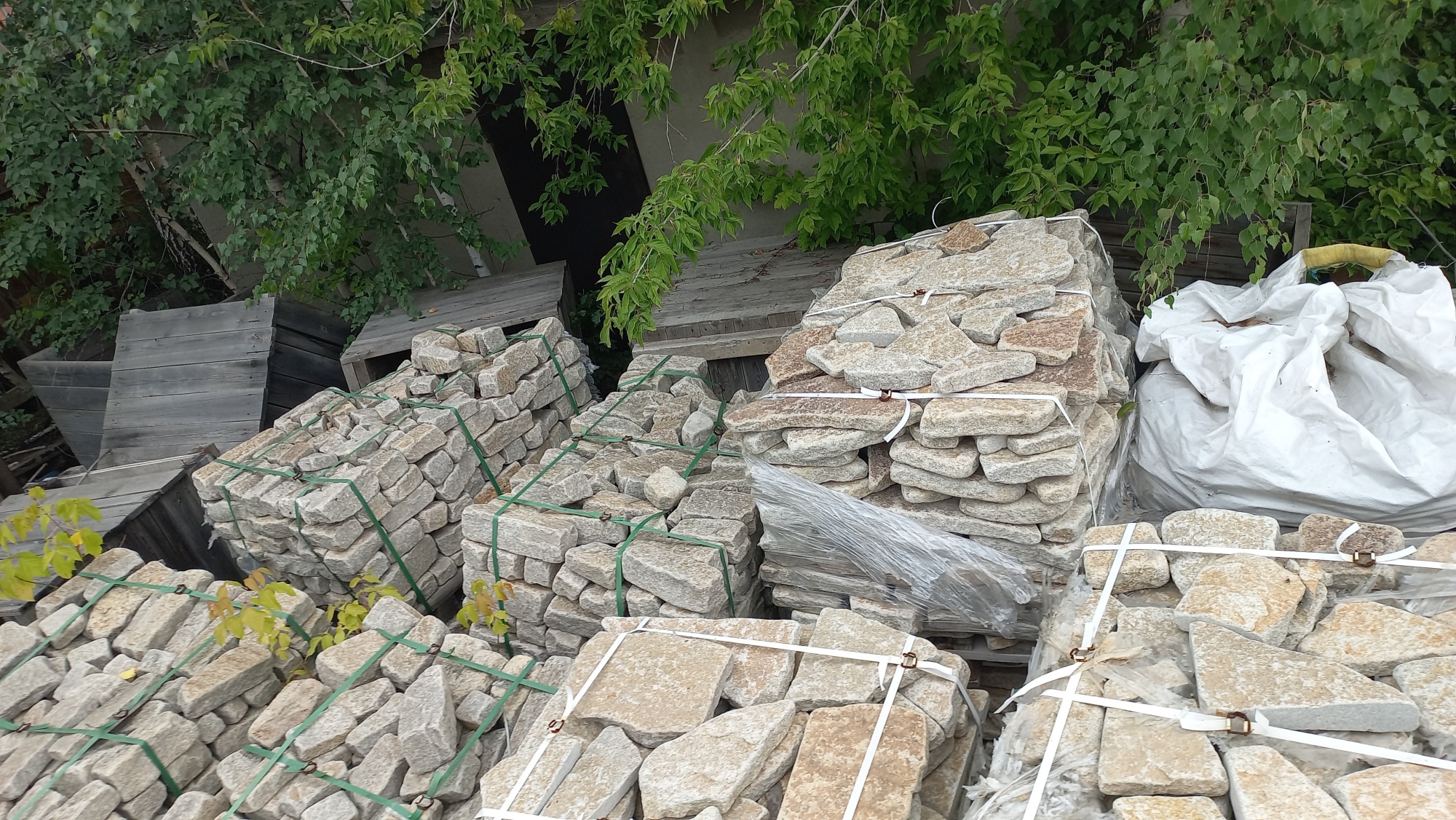 Плитняк гранитный галтованный купить в Бердске