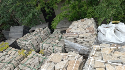 Плитняк гранитный галтованный купить в Бердске