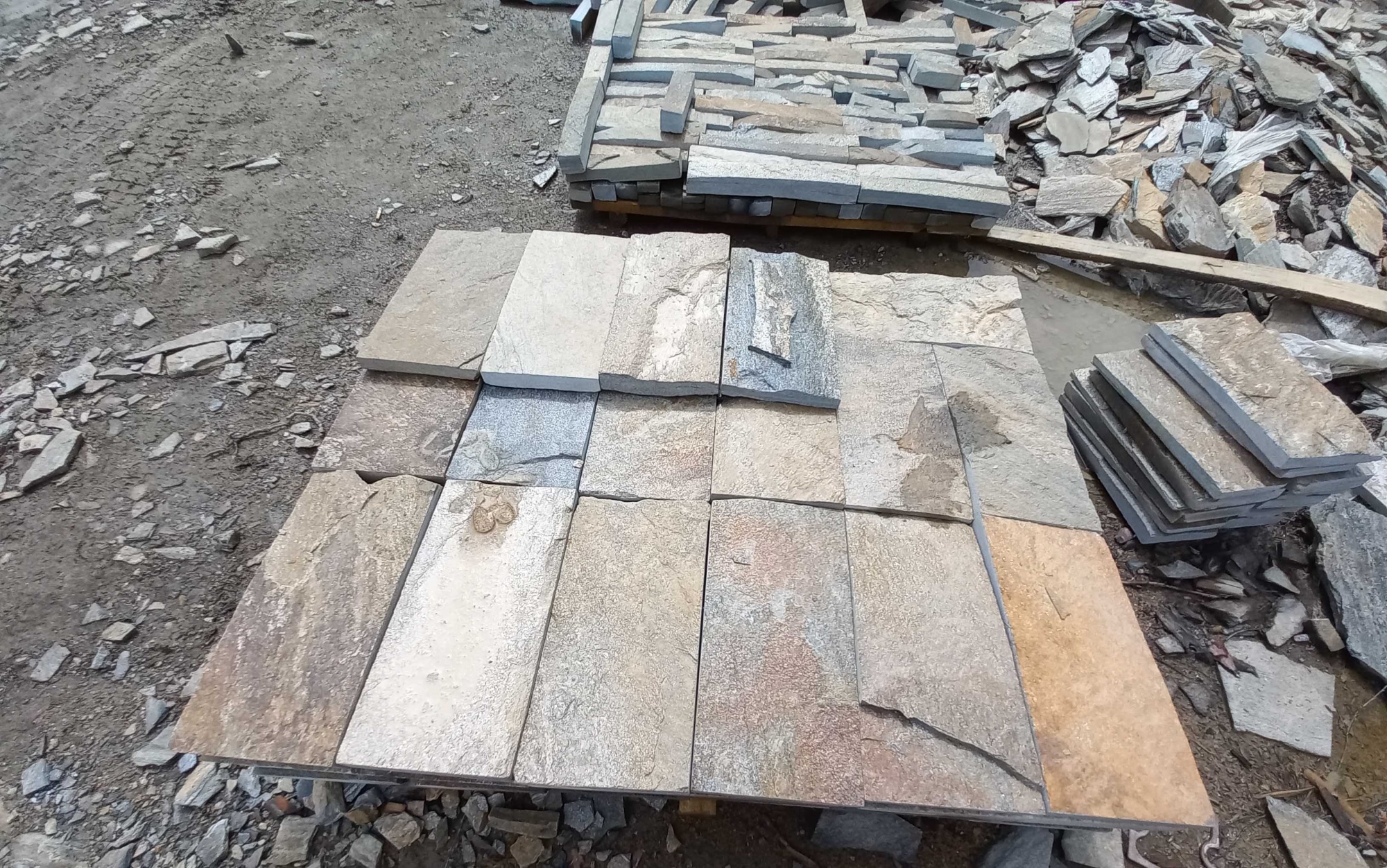 Плитка пилёная златолит Уральский для цоколя, отмостки купить в Бердске