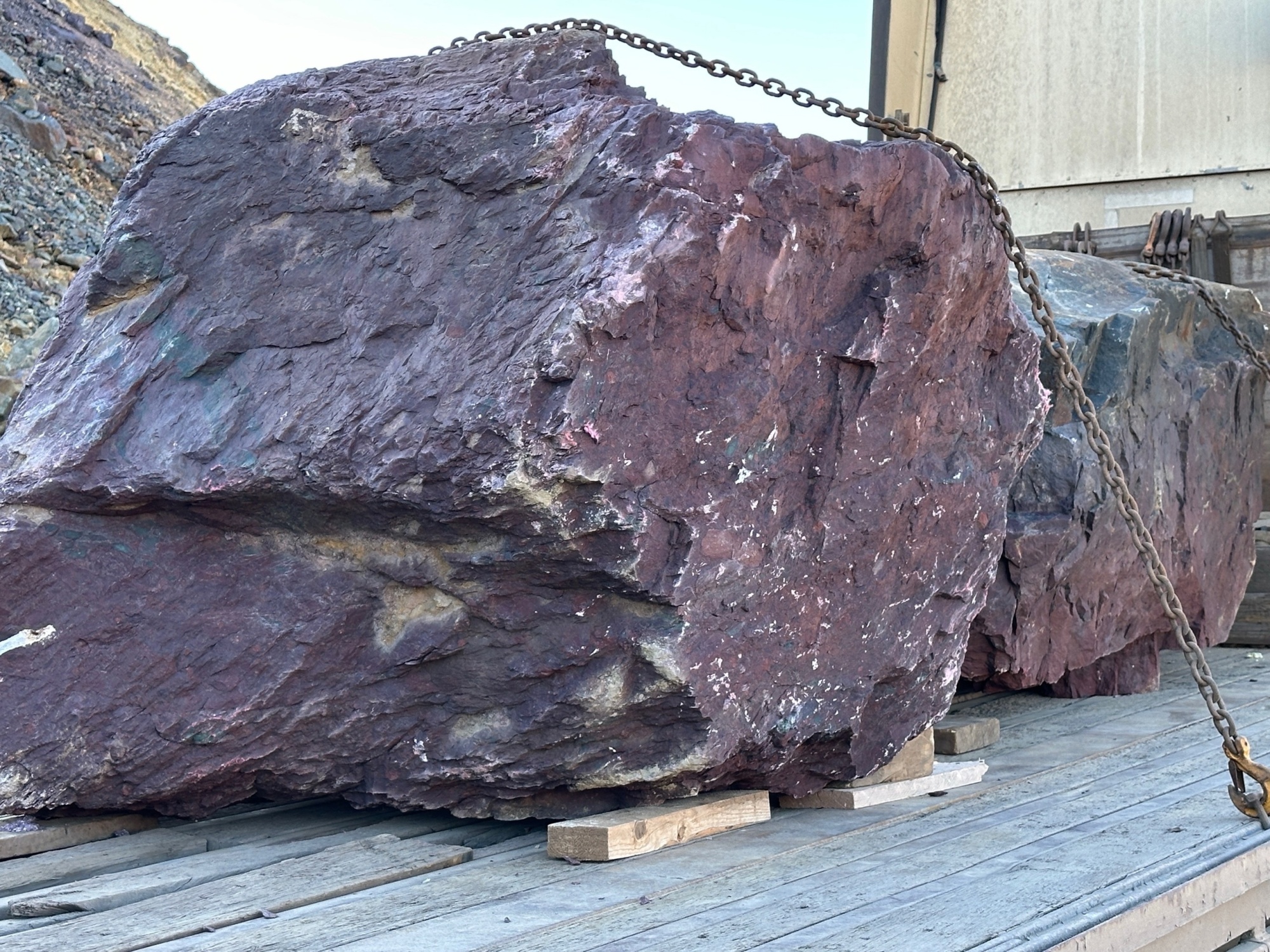 Огромные красно-фиолетовые валуны для ландшафтного дизайна весом более 5 тонн купить в Бердске