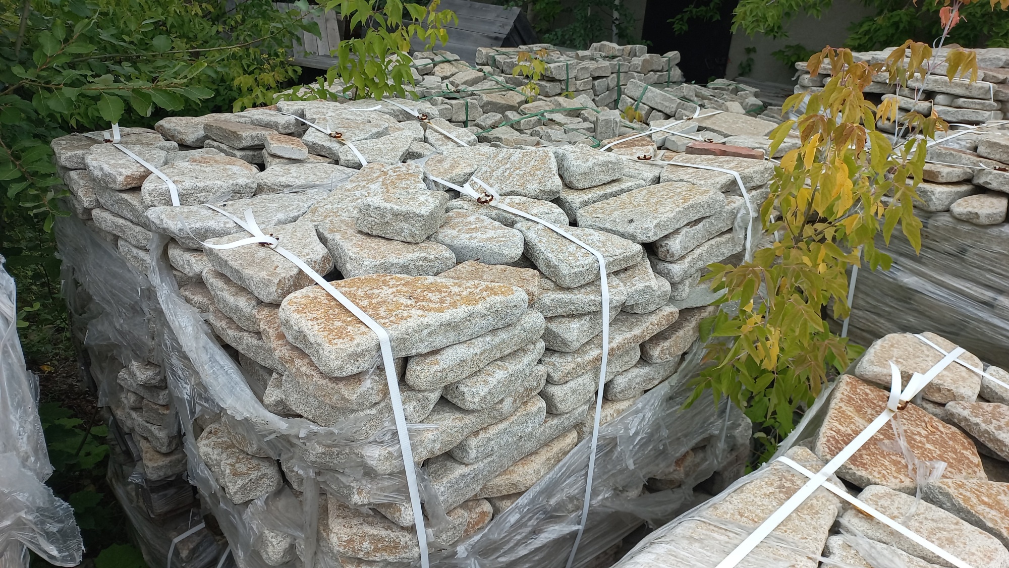 Гранитный плитняк галтованный для мощения купить в Бердске