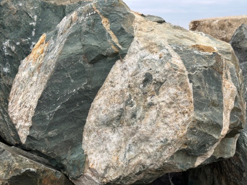 Гигантские зелёные валуны для ландшафтного дизайна весом более 5 тонн купить в Бердске