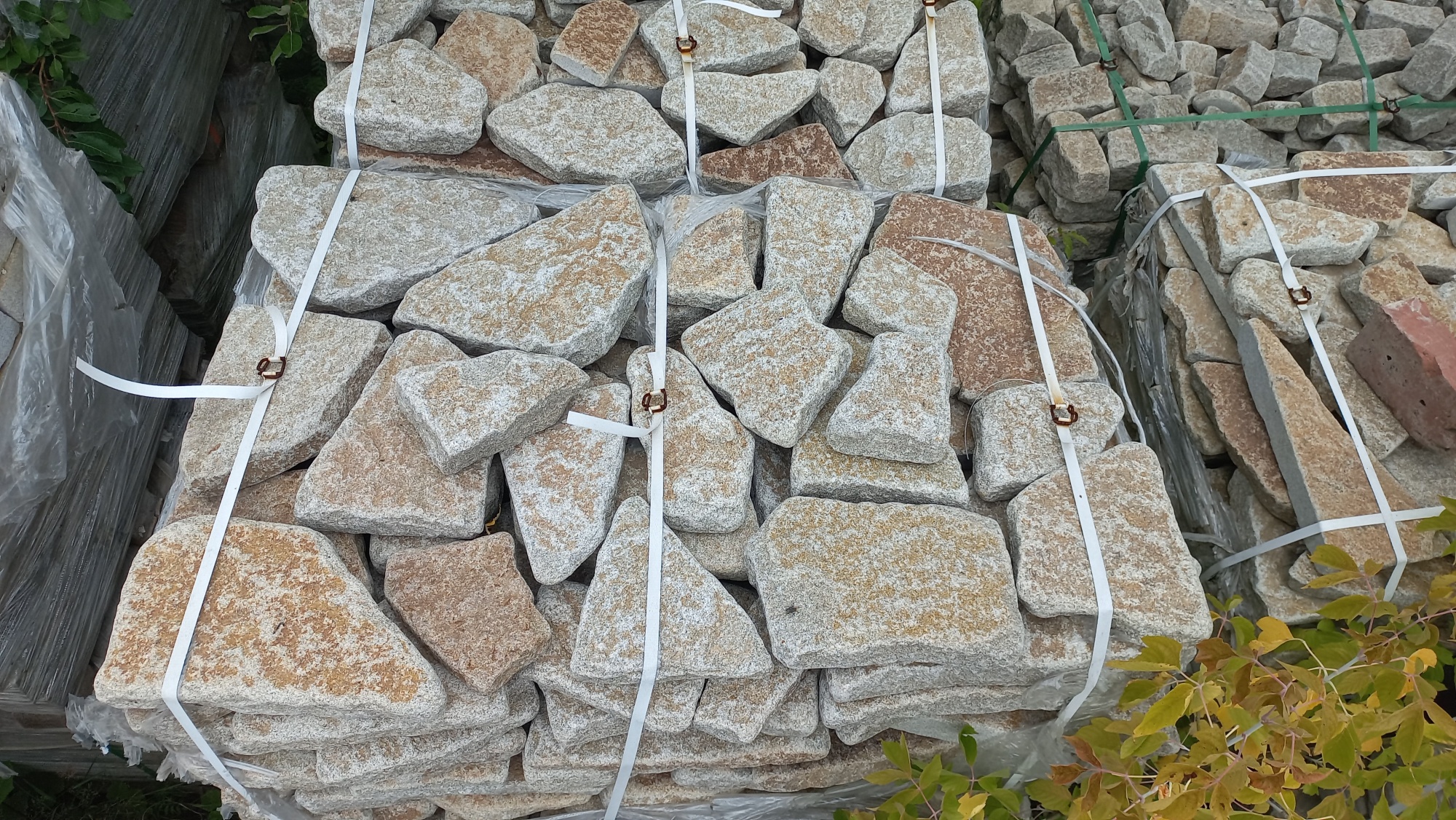 Гранитный плитняк галтованный для мощения купить в Бердске