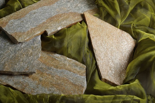 Плитняк златолит Уральский для цоколя, отмостки купить в Бердске