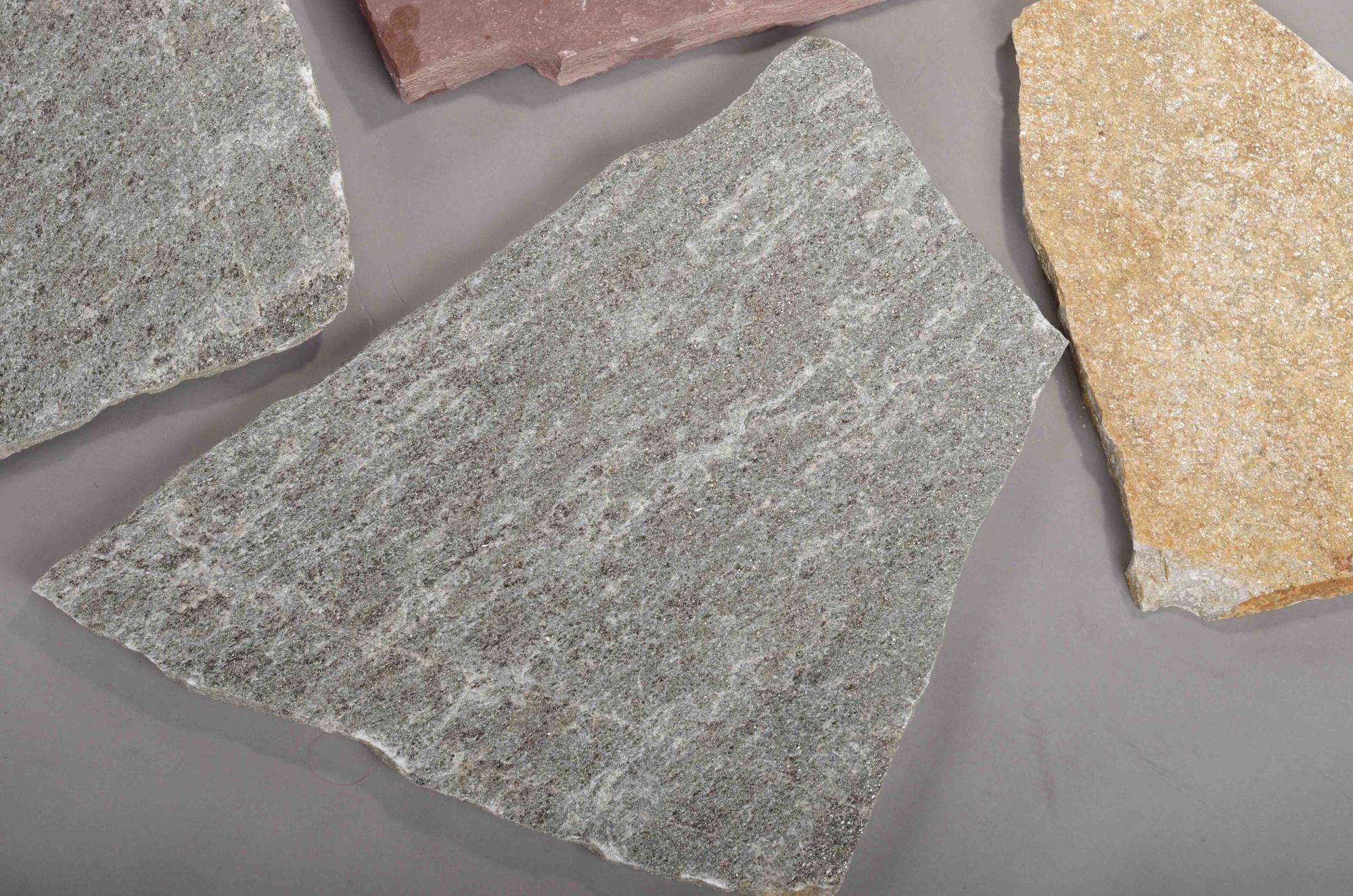 Плитняк златолит Уральский для цоколя, отмостки купить в Бердске