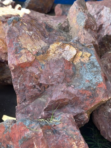 Валуны ландшафтные красно-фиолетовые